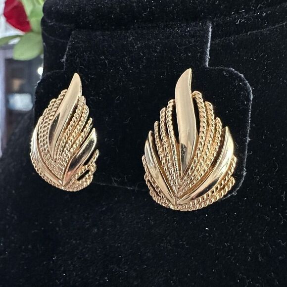 Crown‎ Trifari Vintage Gold Tone Clip Earrings Chunky Elegant Classic - Picture 3 of 7